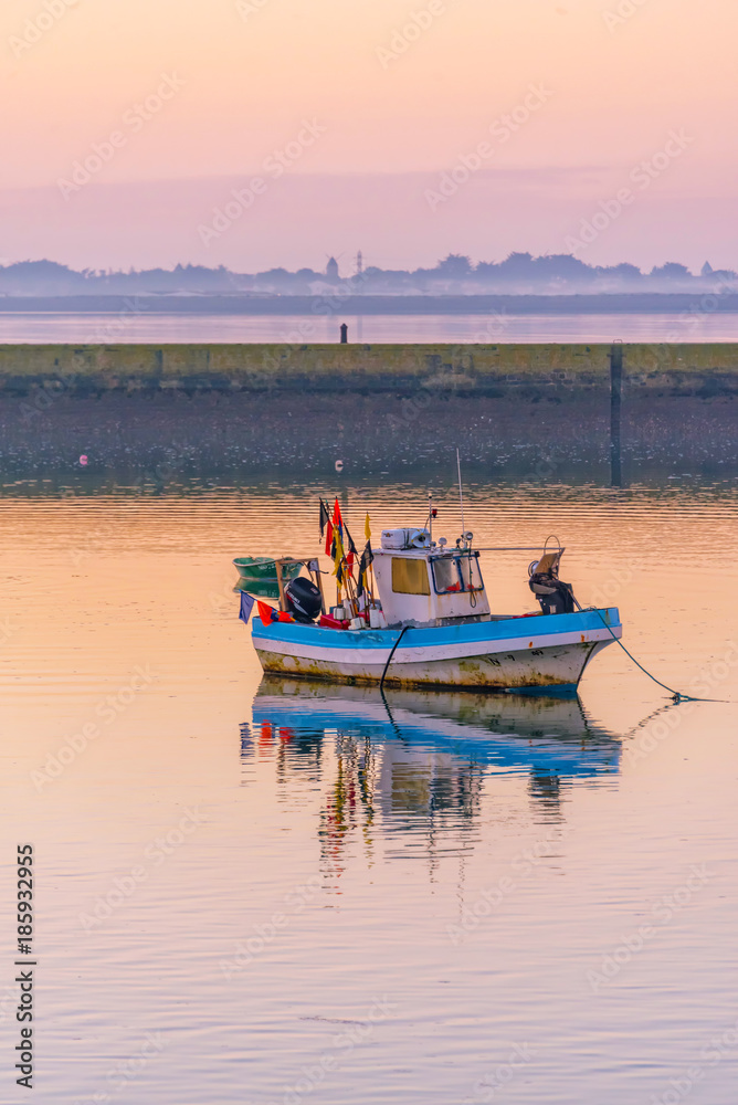 Obraz premium Reflet du bateau de pêche