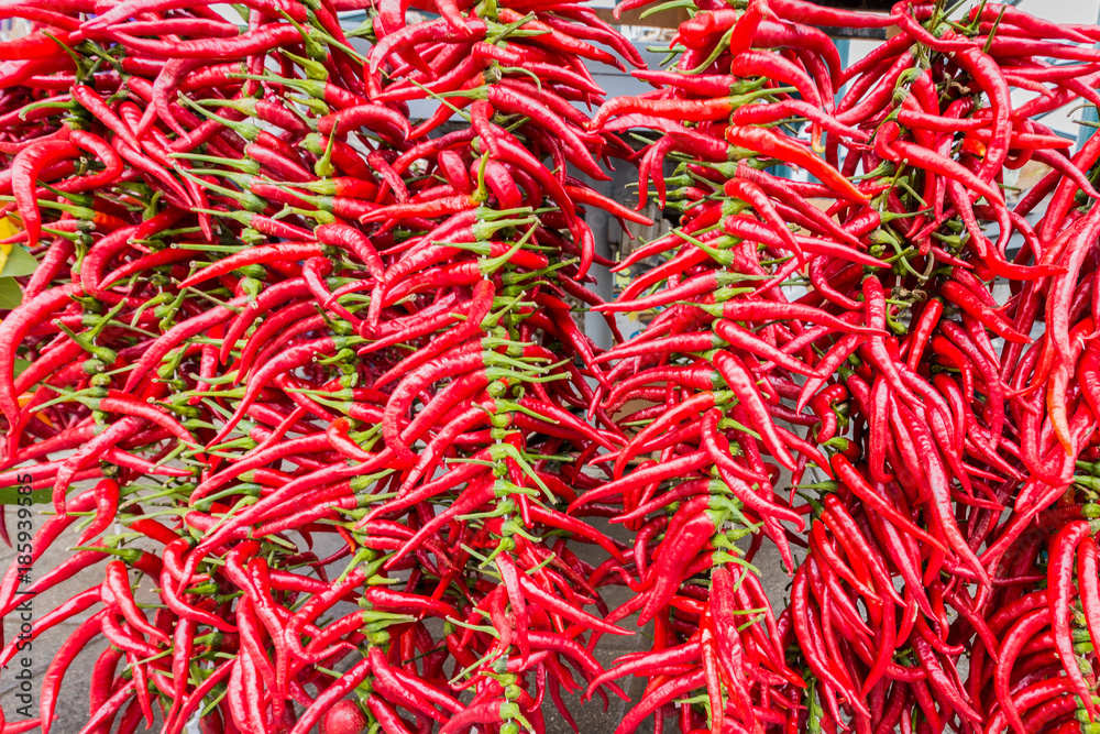 Roter Chili an einem Marktstand