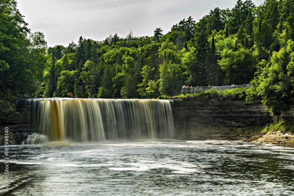 Fototapeta premium Wodospad i punkt widokowy