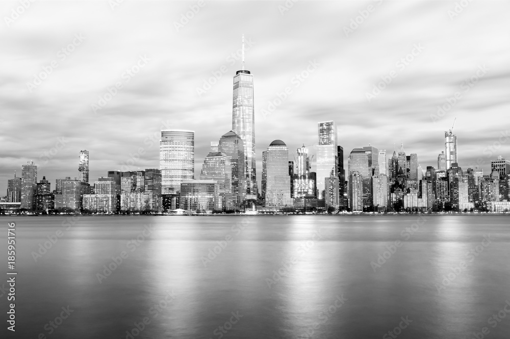 Obraz premium New York City Twilight Cityscape - B&W