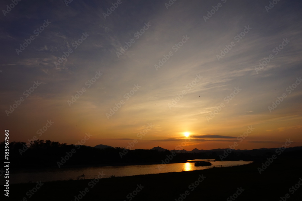 川の日没　青空　太陽