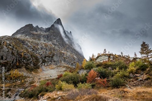 Die wunderbare Bergwelt des Wallis im Herbst