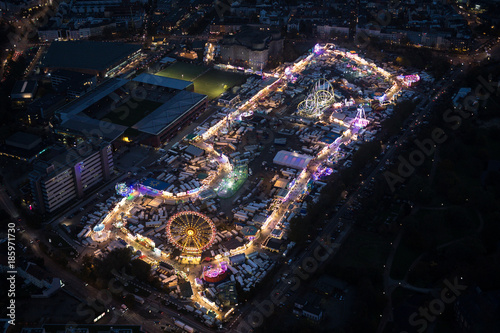 Luchtaufname vom Hamburger Dom bei Nacht