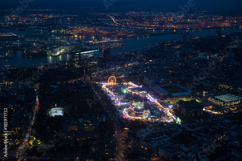 Luchtaufname vom Hamburger Dom bei Nacht