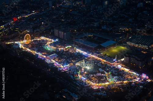 Luchtaufname vom Hamburger Dom bei Nacht