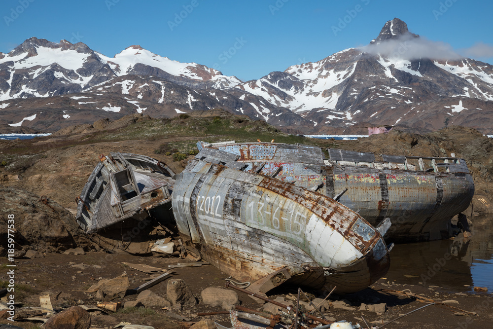 Schiffsfriedhof in Tassilaq - Ostgrönland
