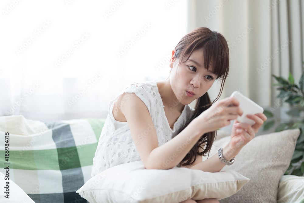 リビング スマホ 女性 リビング スマホ 女性