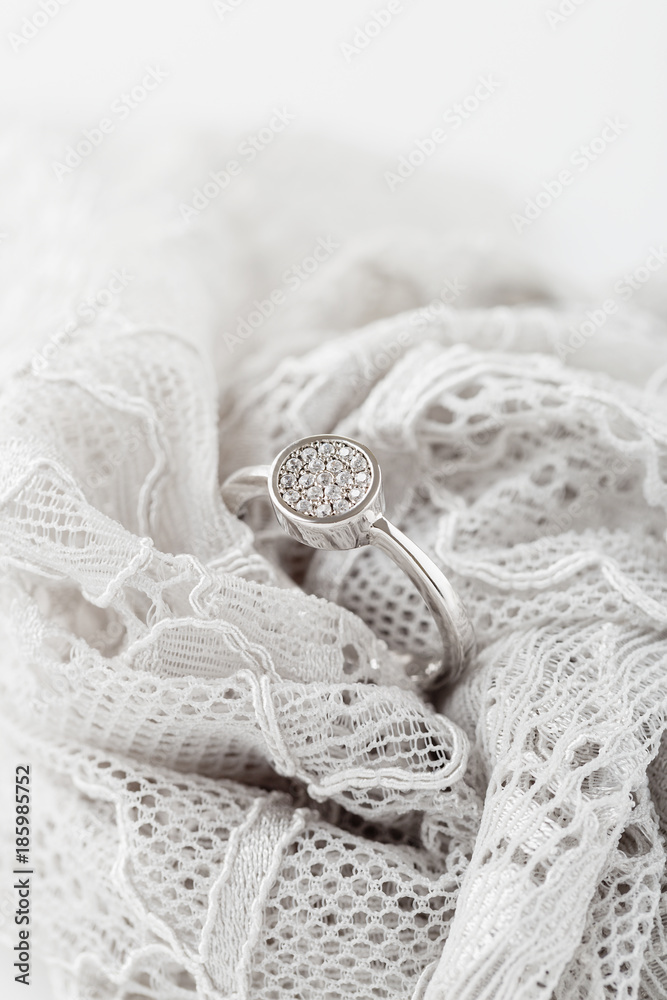 Obraz premium Wedding or engagement silver ring on lace