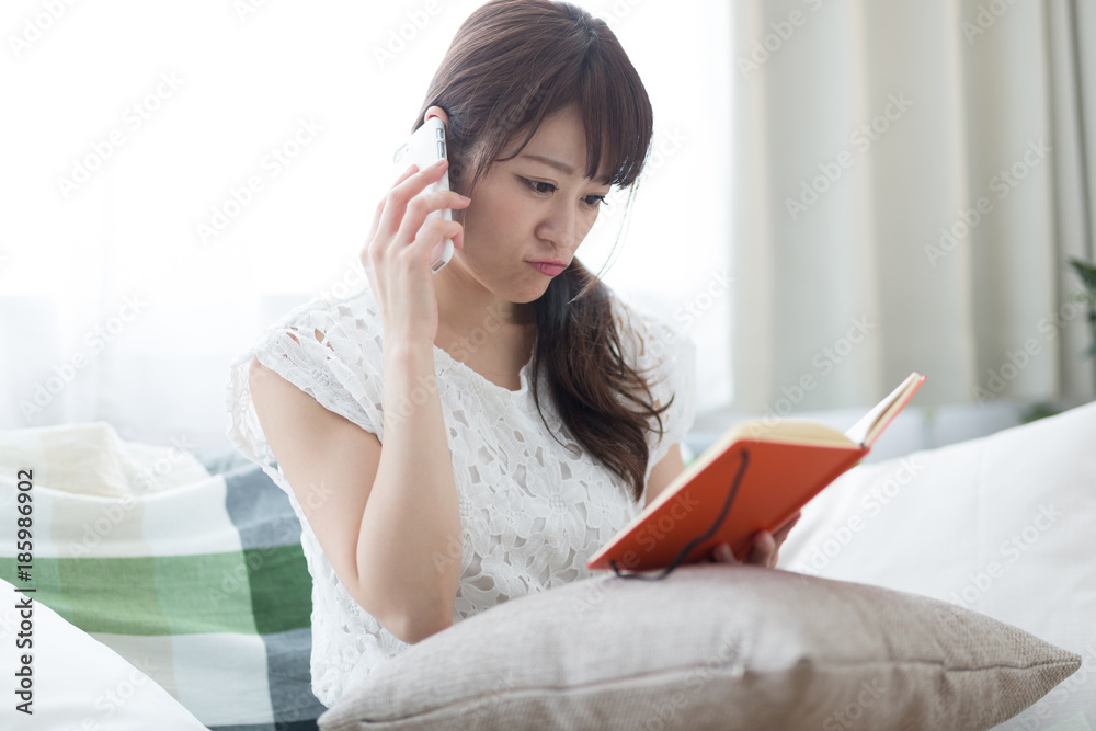 くつろぐ女性・リビング くつろぐ女性・リビング