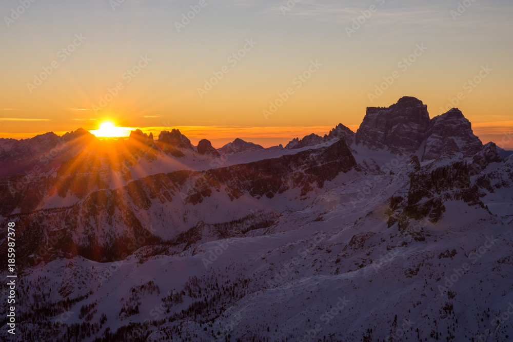Alba dal Lagazuoi, con il Pelmo, Croda da Lago, Averau, Lastoi de Formin Alba dal Lagazuoi, con il Pelmo, Croda da Lago, Averau, Lastoi de Formin