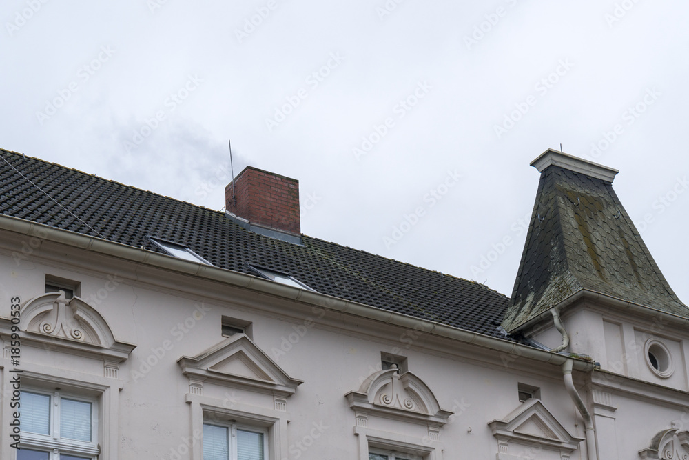 Dach mit Dachpfannen und Schornstein