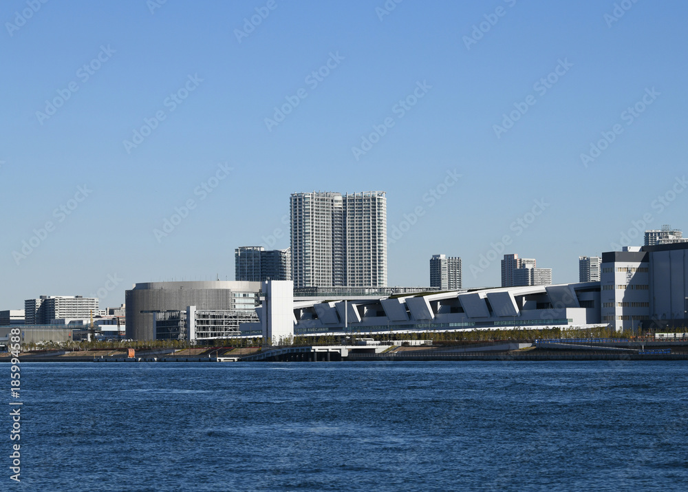  日本の東京都市風景「澄み切った青空と豊洲などの街並みを望む」