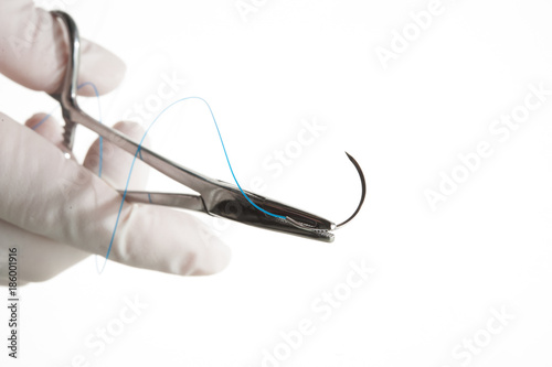 NEEDLE HOLDER AND SUTURE