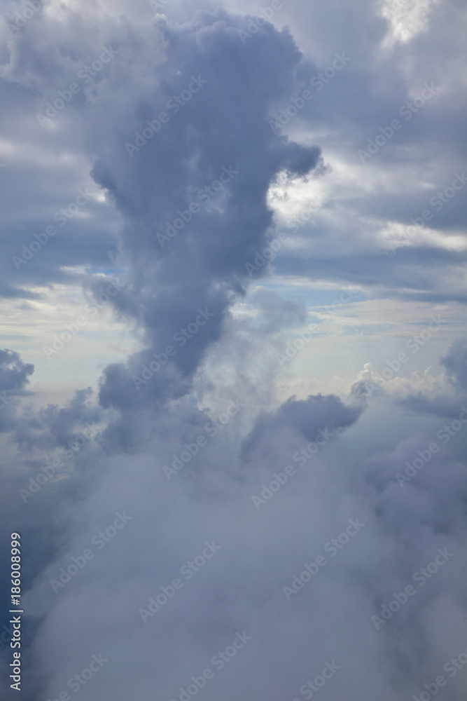 Schöne Wolkenstimmung auf den Malediven aus dem Flugzeug