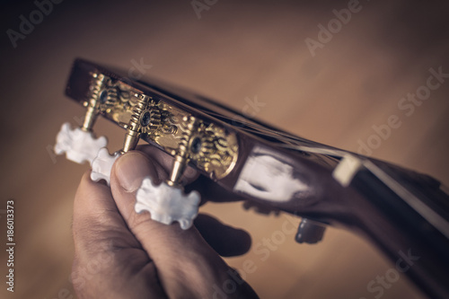 Tableau sur toile Akustikgitarre wird gestimmt