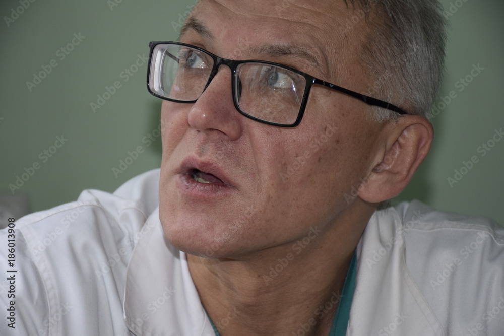Fototapeta premium портрет кавказского мужчины в медицинском халате и очках 
