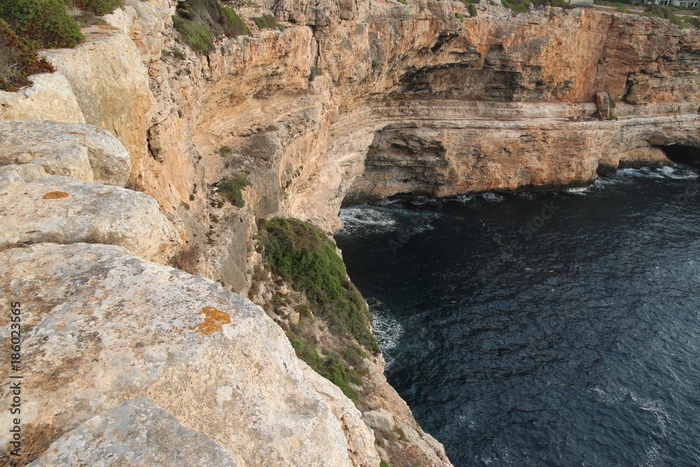 zerklüftete schroffe Felsküste am Mittelmeer im Südosten von Mallorca