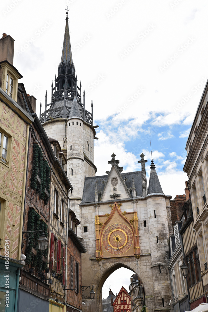 Fototapeta premium Rue et tour de l'horloge dans Auxerre en Bourgogne, France