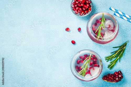 Foto Detox pomegranate rosemary infused water with ice on light blue background