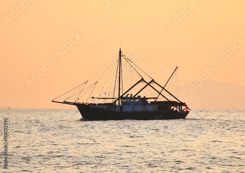 Fischerboot im Abendlicht