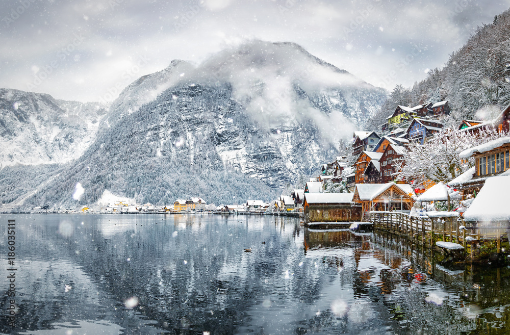 Hallstatt in den Alpen von Österreich im Winter bei Schneefall