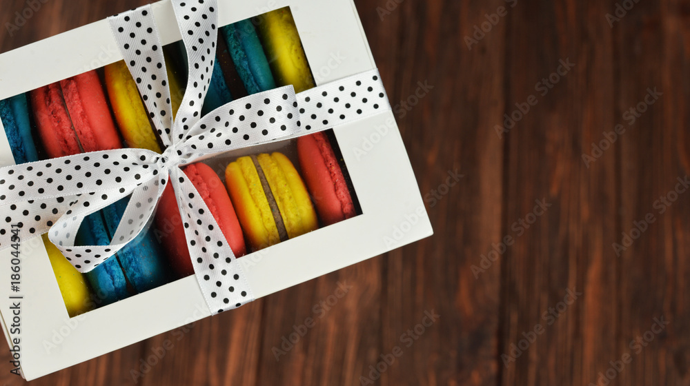 Obraz premium tasty sweet cookies macaron in a white gift box