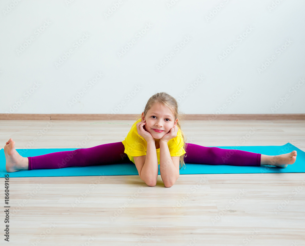 Naklejka premium Girl doing exercises