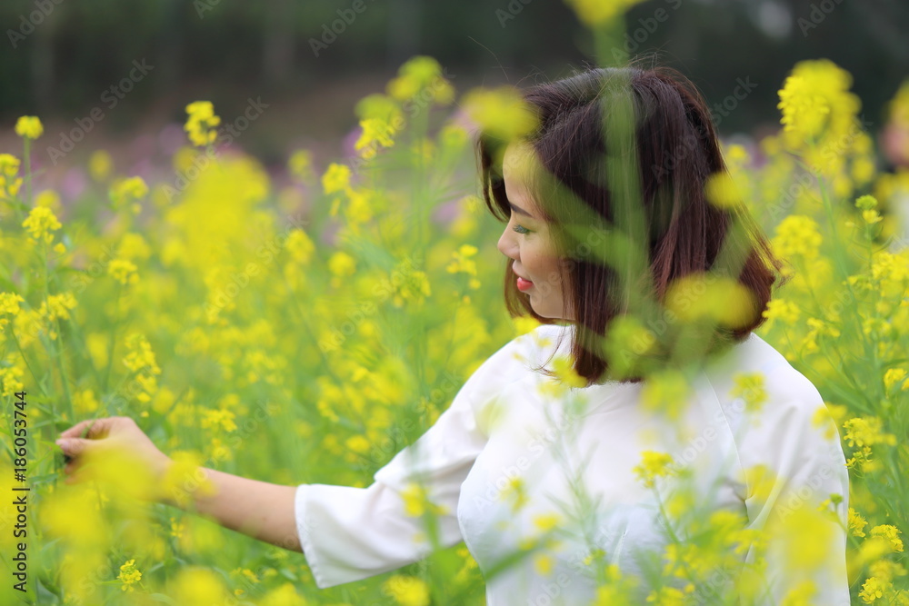 アオザイを着た女性