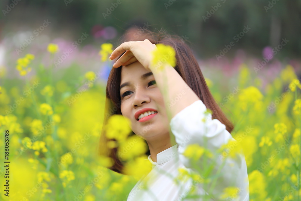 アオザイを着た女性