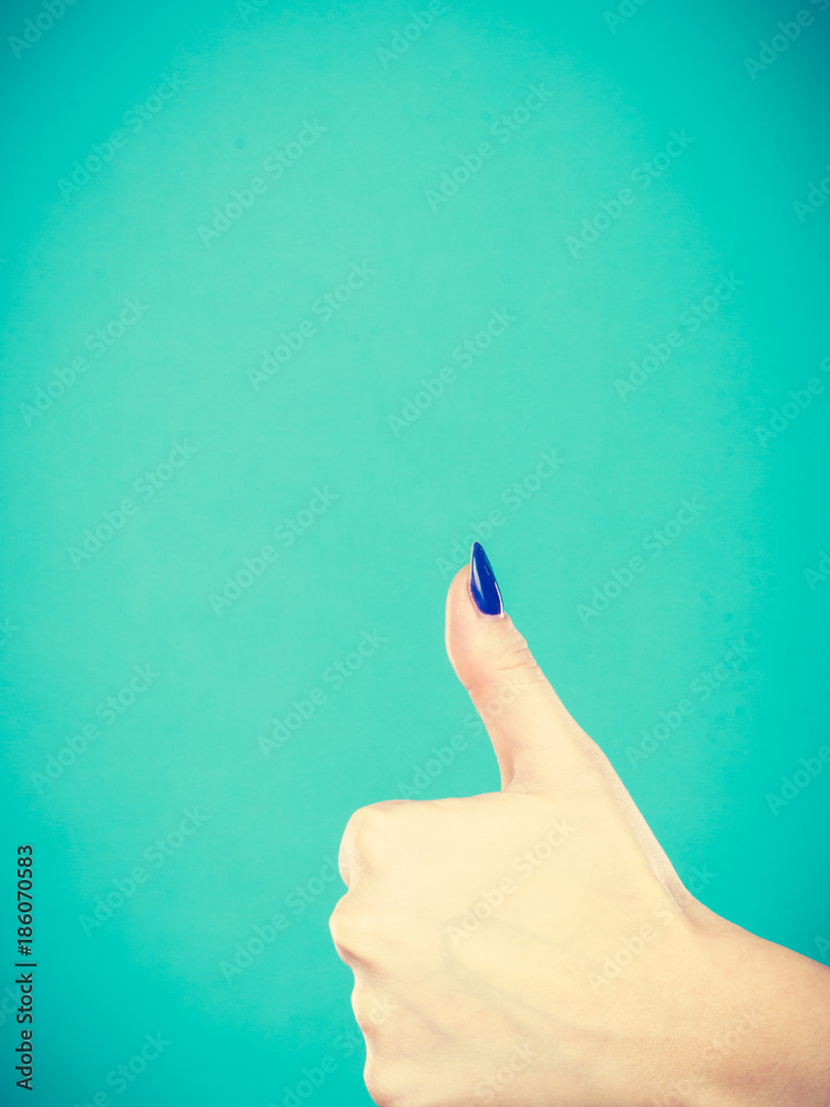 Naklejka premium Woman hand showing thumb up gesture