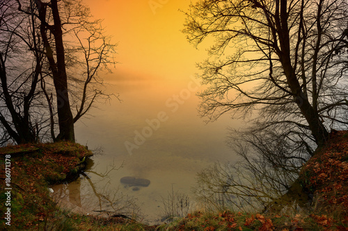 Fototapeta Naklejka Na Ścianę i Meble -  mglisty świt nad jeziorem