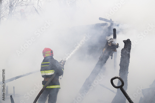 Франция. Храбрый спасатель тушит возгорание деревянного жилого дома photo