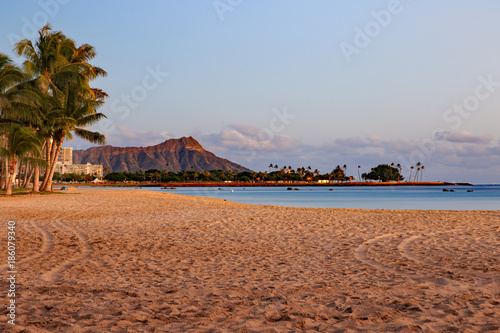 Fotografie Evening view of Diamond head mountain from Ala Moana Beach Park, Oahu, Hawaii