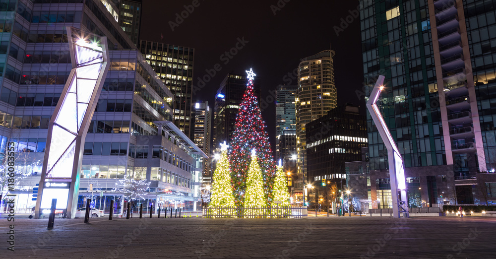 Fototapeta premium Choinka i światła w centrum Vancouver