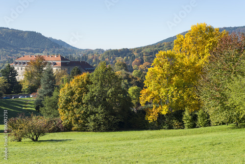 Fototapeta Naklejka Na Ścianę i Meble -  Parklandschaft und das Neue Schloss von Baden-Baden mit herbstlich gefärbten Laubwäldern, Baden-Württemberg, Deutschland