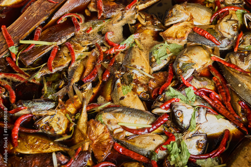 Kleine Thunfische eingelegt mit Chilis und Kräuter Kleine Thunfische eingelegt mit Chilis und Kräuter