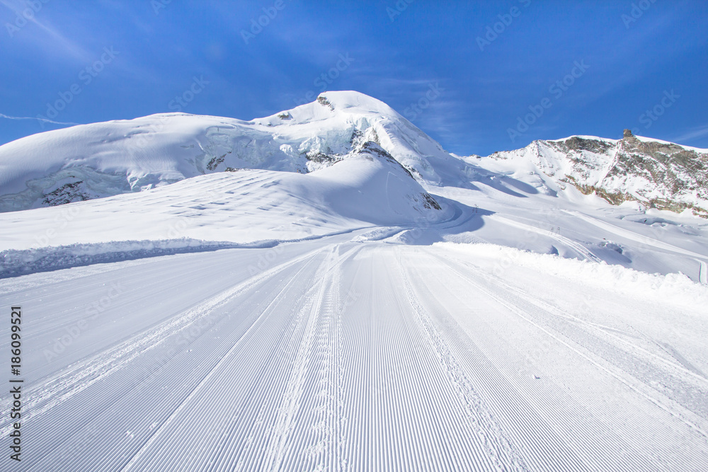 Plakat Trasy narciarskie w szwajcarskich górach w Saas-Fee