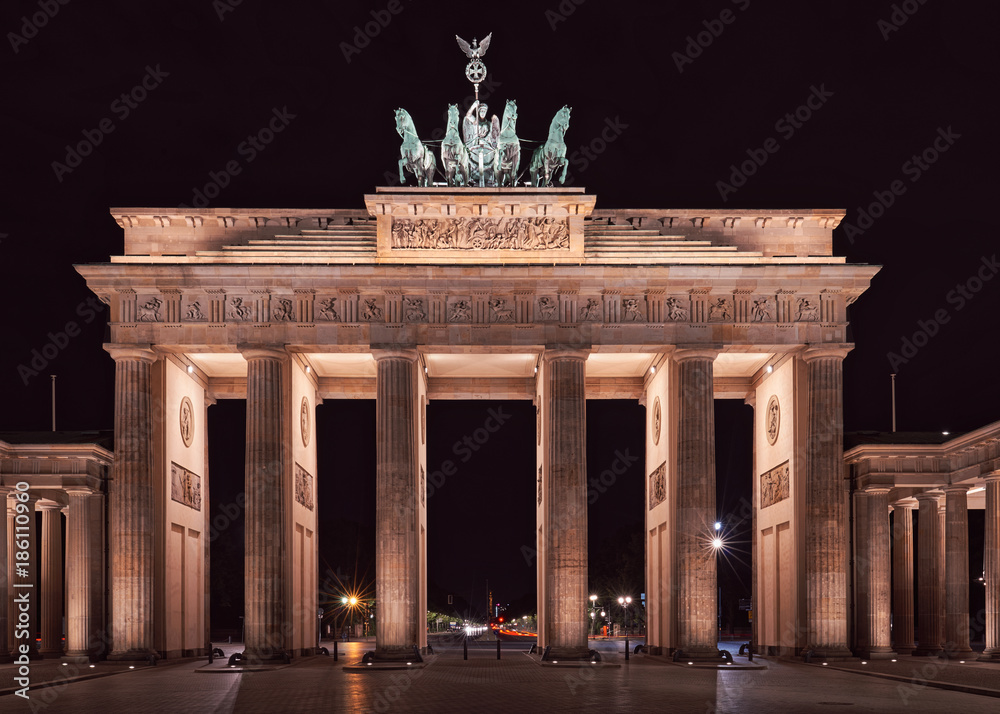 Obraz premium Berlin Brandenburg Gate illuminated at night