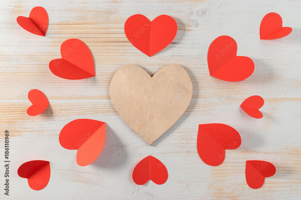 Obraz premium Red paper hearts on wooden background. Valentines day.