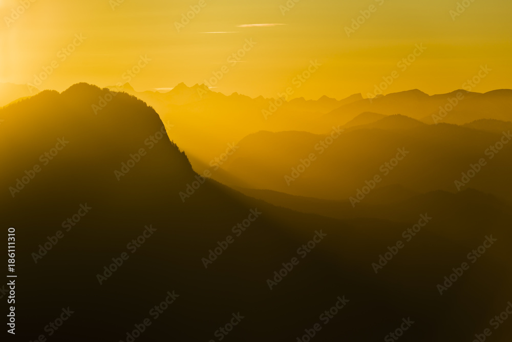 Fototapeta premium Sonnenuntergang über Pendling, Inntal, Rofangebirge und Karwendel, Tirol, Österreich