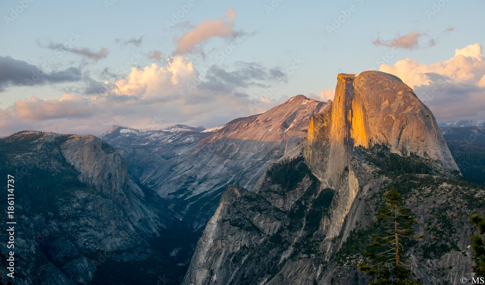 Fototapeta premium Half Dome in Yosemite National Park