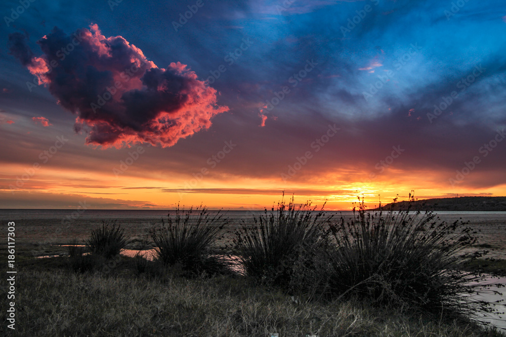 Fototapeta premium Europas Schönheiten der Stand, Land, Natur und Straßen mit Sonne, Wolken und Nebel