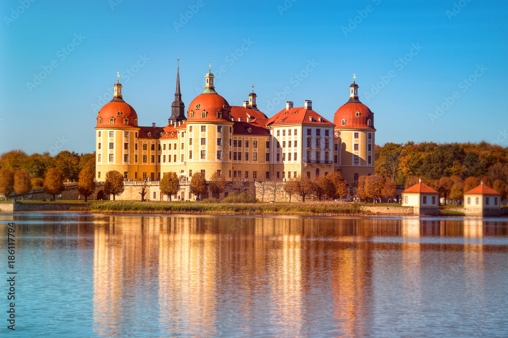 Obraz premium Blick auf das idyllisch gelegene Schloss Moritzburg 