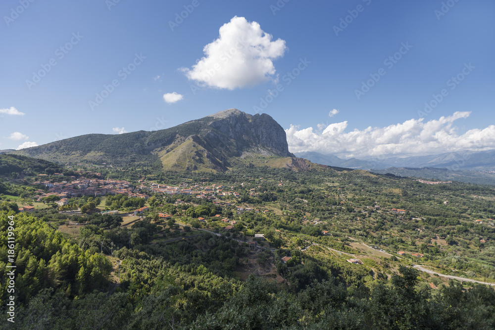 Das Monte Bulgheria Bergmassiv mit dem Dorf San Giovanni a Piro im Cilento