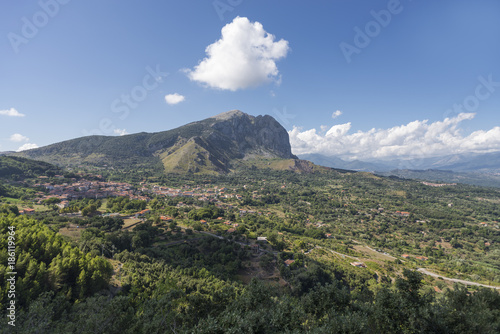Foto Das Monte Bulgheria Bergmassiv mit dem Dorf San Giovanni a Piro im Cilento