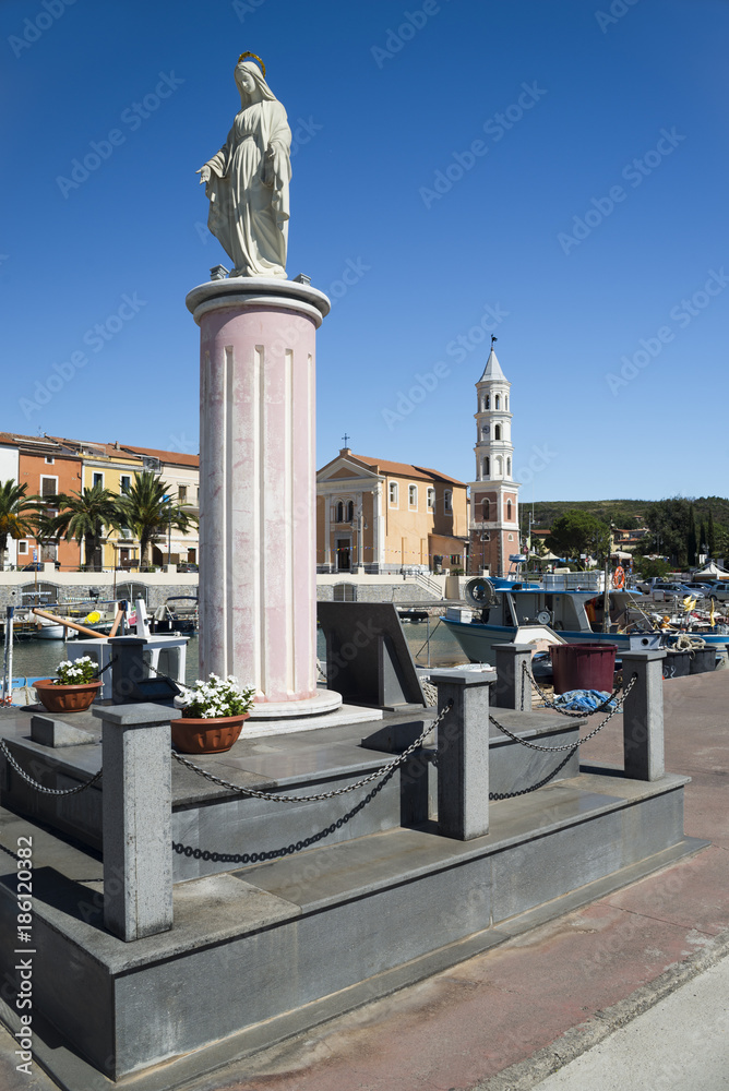 Marienstatue vor Kirche und Promendae im Hafen von Scario an der Küste des Cilento,Kampanien,Italien Marienstatue vor Kirche und Promendae im Hafen von Scario an der Küste des Cilento,Kampanien,Italien