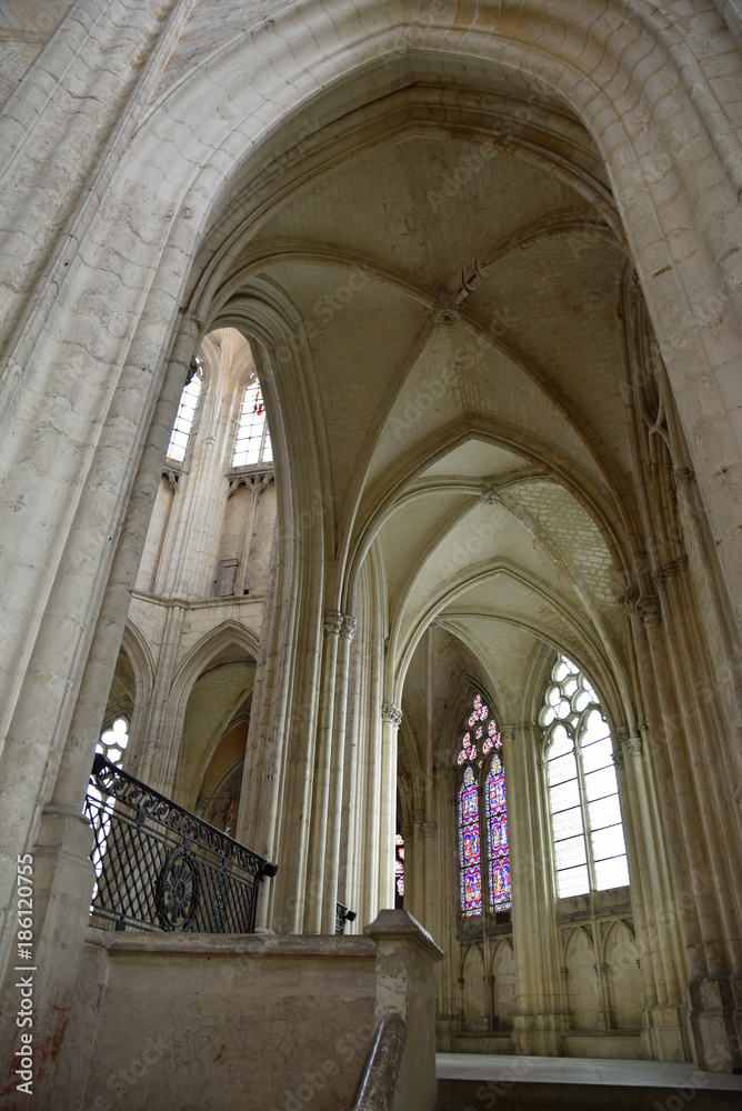 Voûtes et vitraux de l'abbaye Saint-Germain à Auxerre en Bourgogne, France