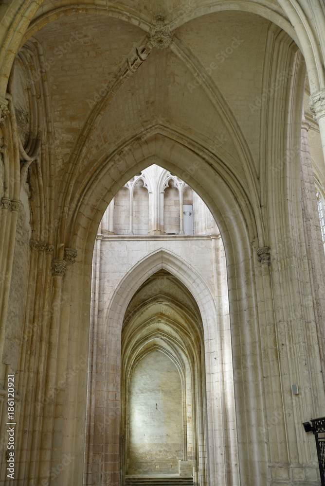 Voûtes en croisées d'ogives de l'abbaye Saint-Germain en Bourgogne, France