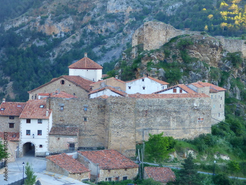 Linares de Mora. Pueblo en la Provincia de Teruel ( Aragón, España). Está situado en la Sierra de Gúdar y consiste de dos núcleos de población: Linares de Mora y Castelvispal