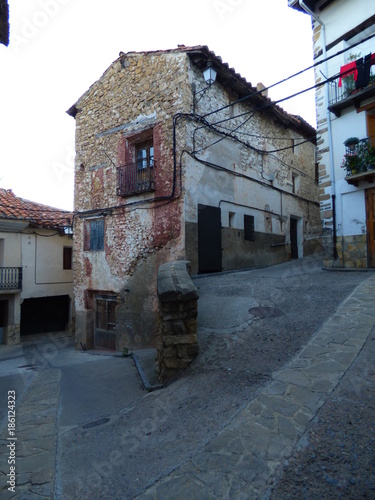 Linares de Mora. Pueblo en la Provincia de Teruel ( Aragón, España). Está situado en la Sierra de Gúdar y consiste de dos núcleos de población: Linares de Mora y Castelvispal © VEOy.com